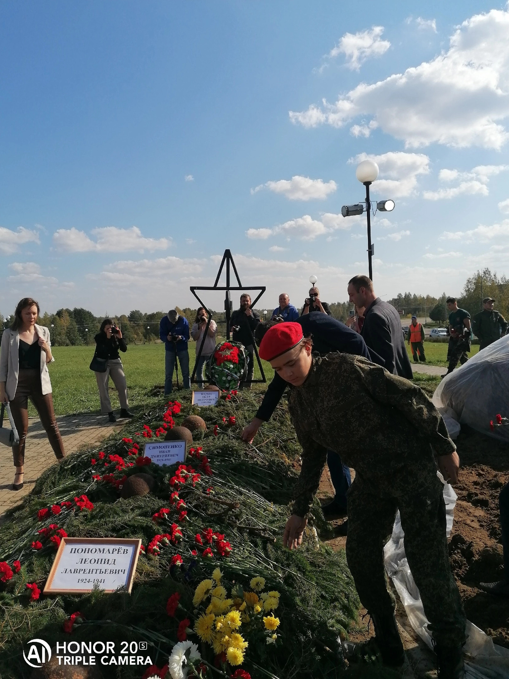 Торжественное перезахоронение останков солдат.